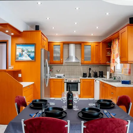 Golden Grove Apartament